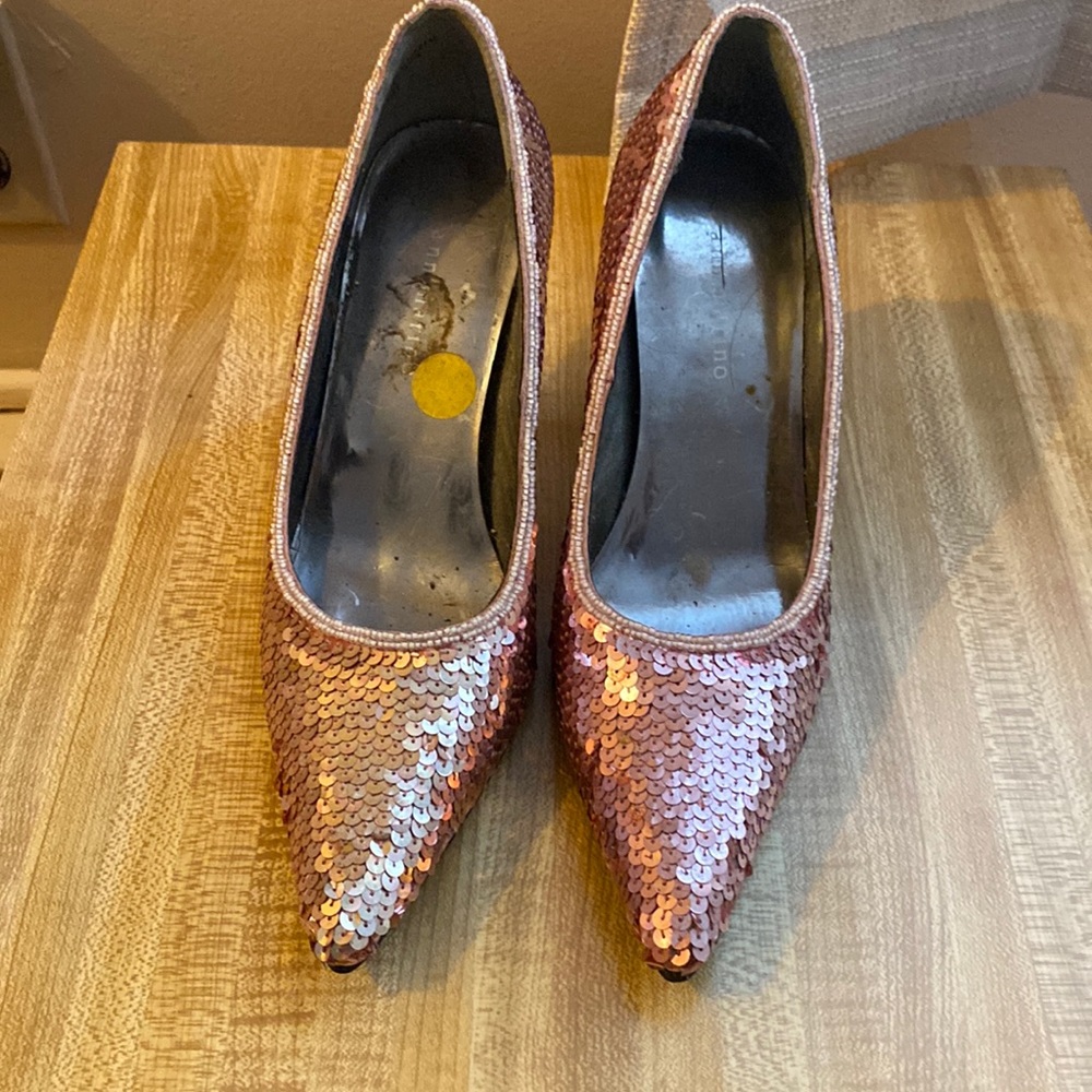 Beautiful pink sequin shoes!
